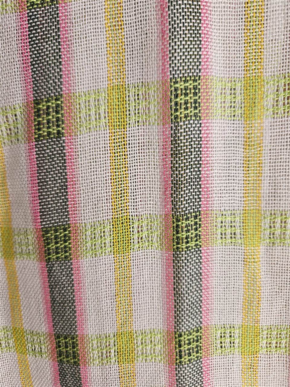 Handgewebtes Textil mit feinen Streifen in Rosa, Grün und Gelb