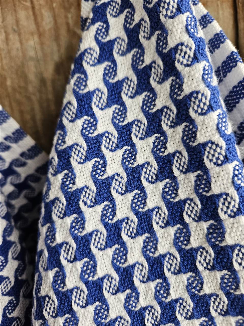 Detailaufnahme eines blau-weissen Tuchs mit geschwungenem Muster