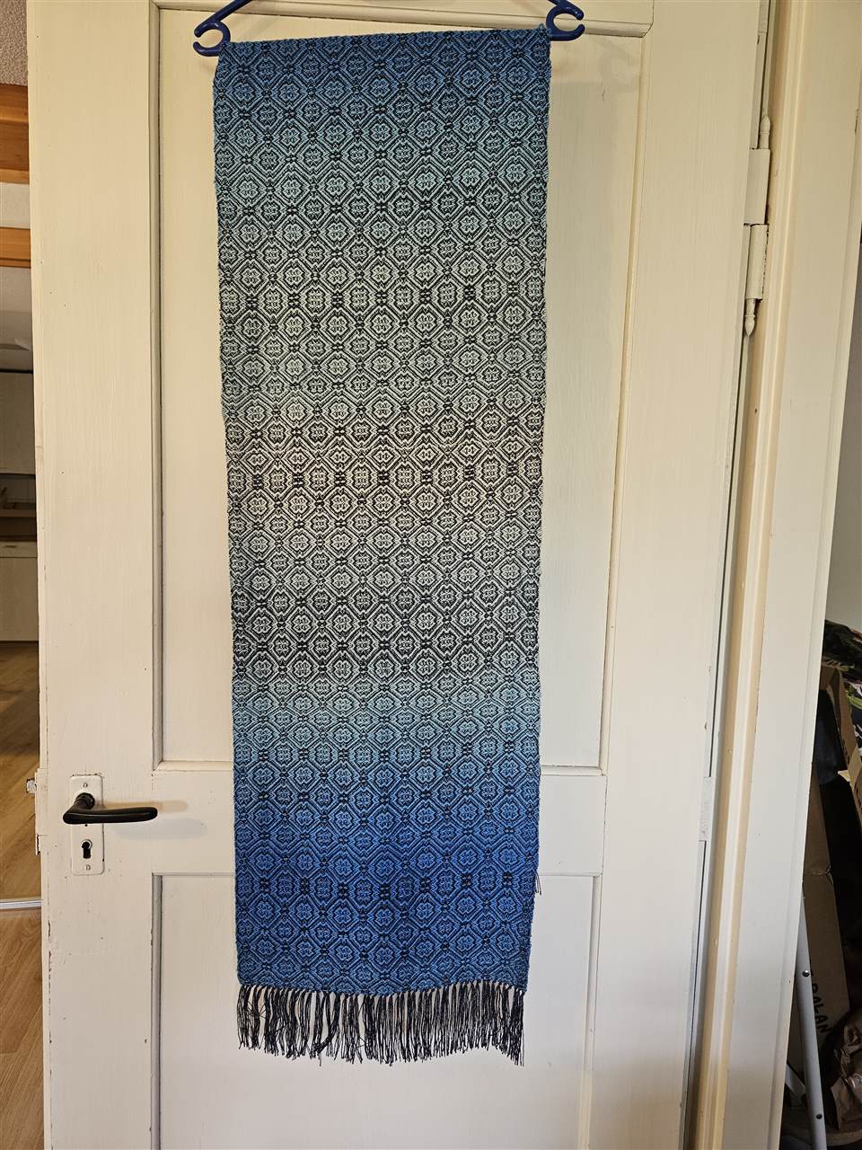 Blauer Schal mit geometrischem Muster und Fransen
