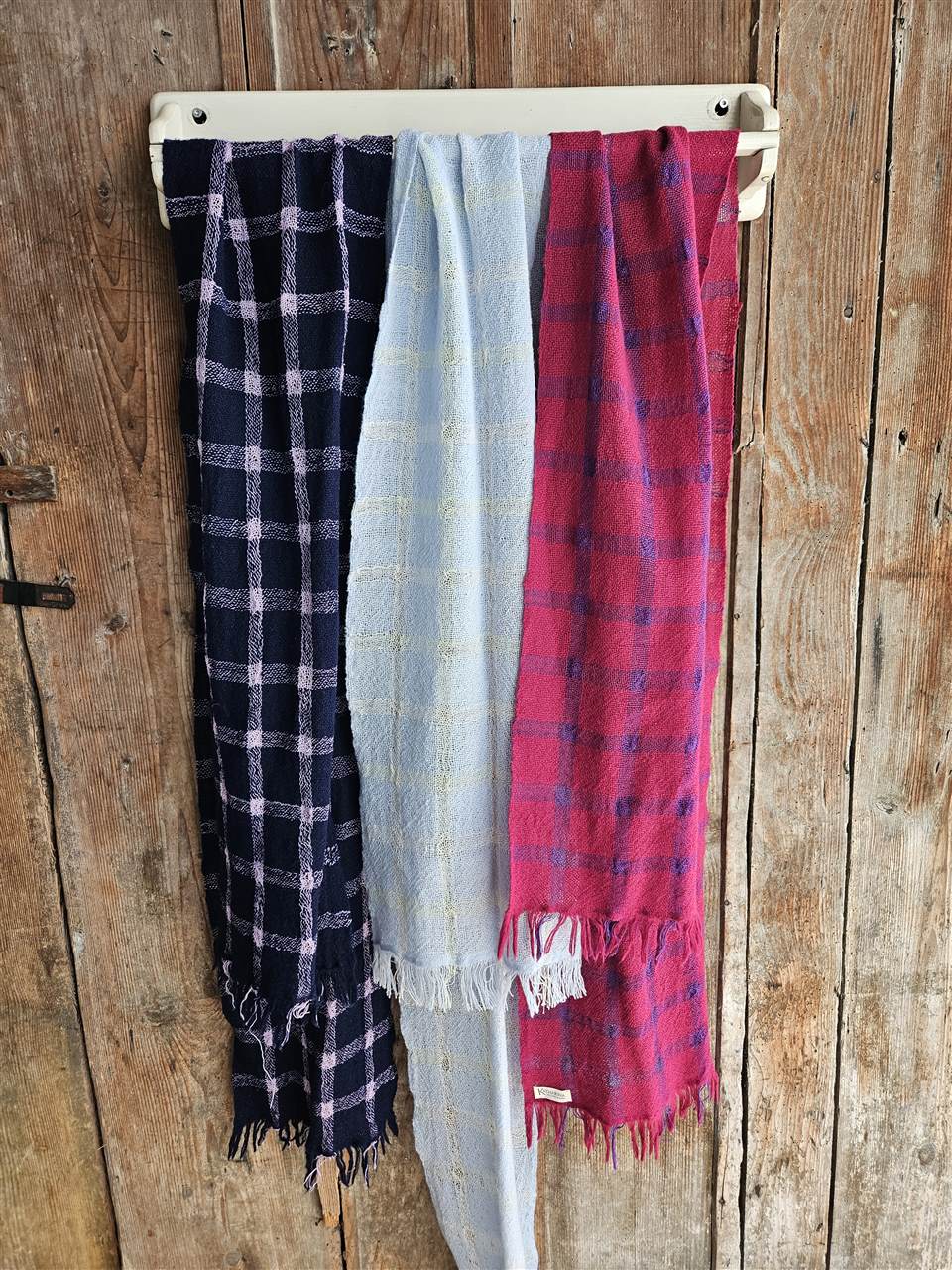 Drei Schals in Dunkelblau, Hellblau und Pink