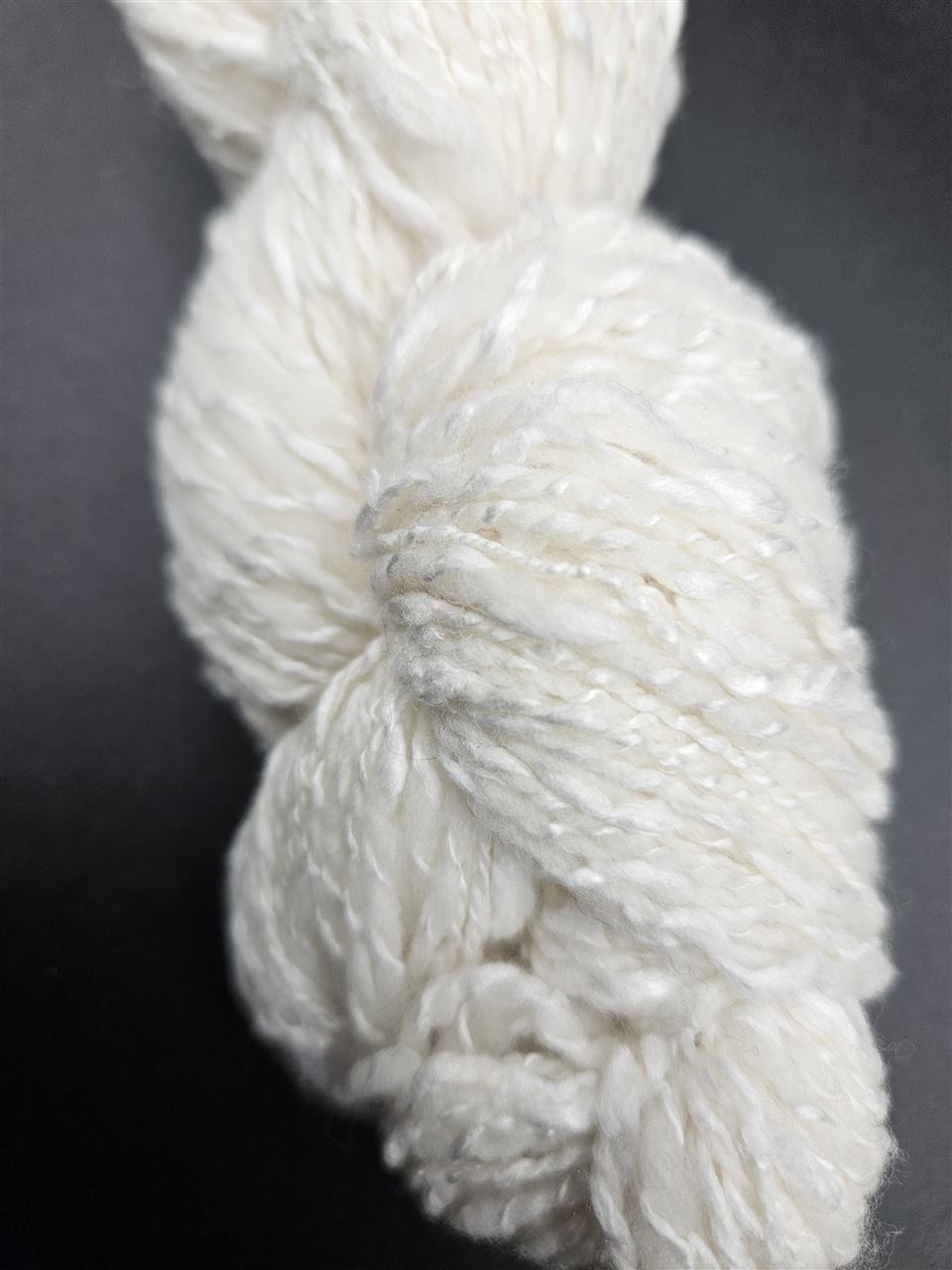 Detailaufnahme des naturweissen Seidengarns