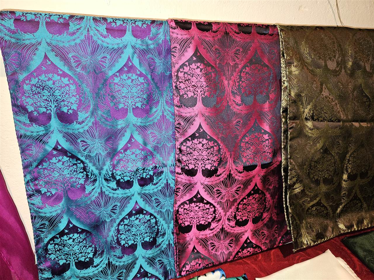 Gemusterte Seidenfoulards in Türkis, Pink und Gold