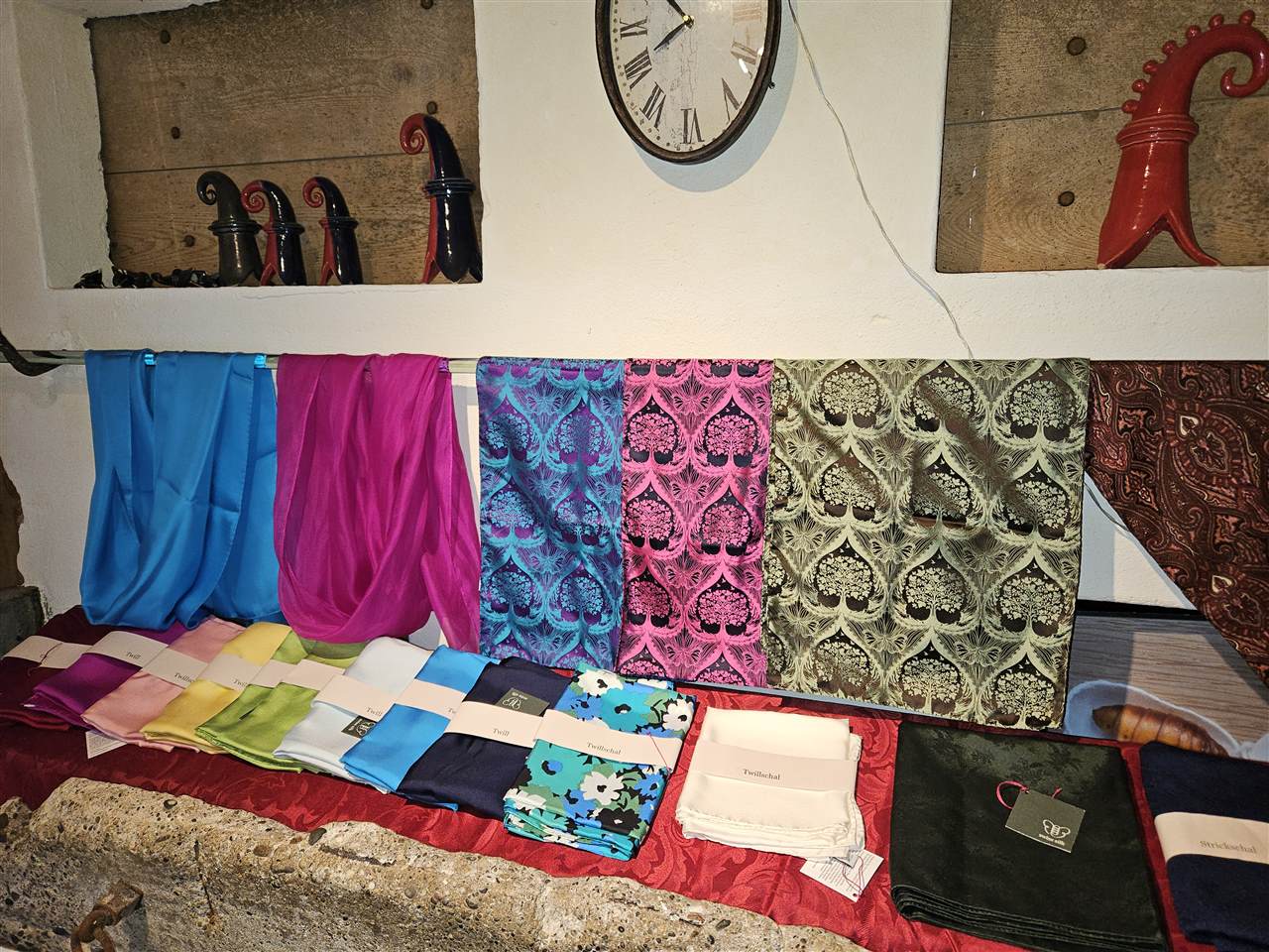 Auswahl an Seidenschals und Foulards im Siidelädeli